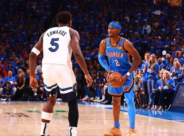 巴萨梅西进球助球队领先塞维利亚（梅西破门助巴萨领先塞维利亚）