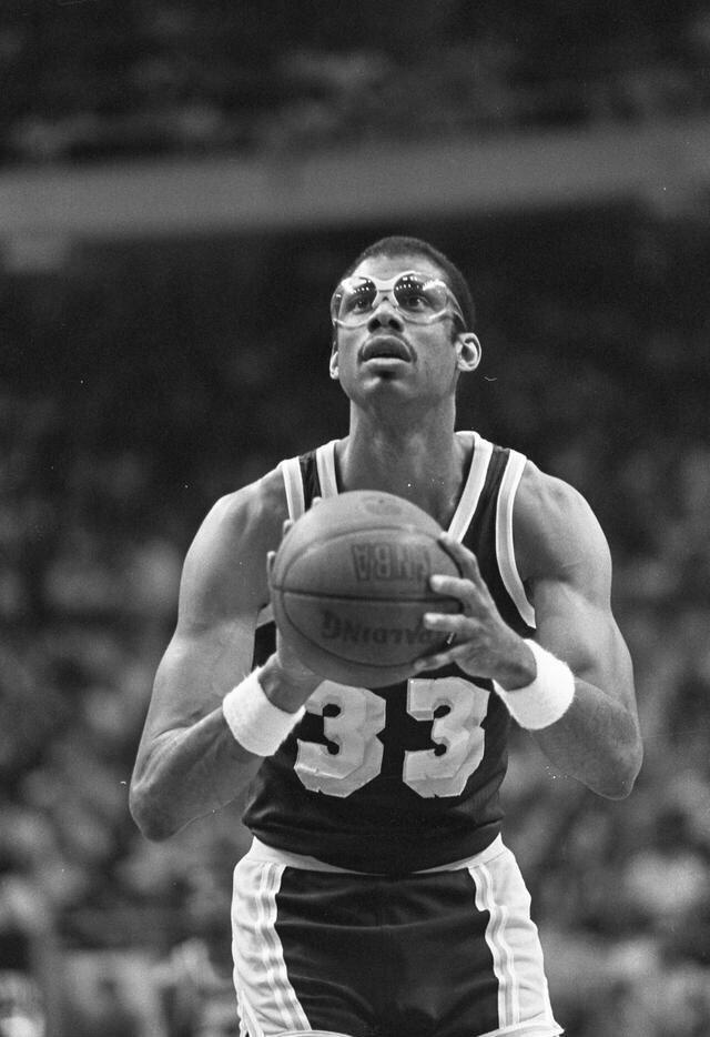 洛杉矶快船以131-116击败黄蜂，哈登55分创队史新高，成为NBA第四位得分超55分的球员，表现惊艳。（哈登55分创快船队史纪录，快船131-116擒黄蜂，成NBA55+得分第四人）