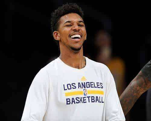 世界杯官方票价最高达6.12万 球迷叫苦连天FIFA收入暴涨（世界杯官方票价高达6.12万，球迷怨声载道，FIFA收入猛增）